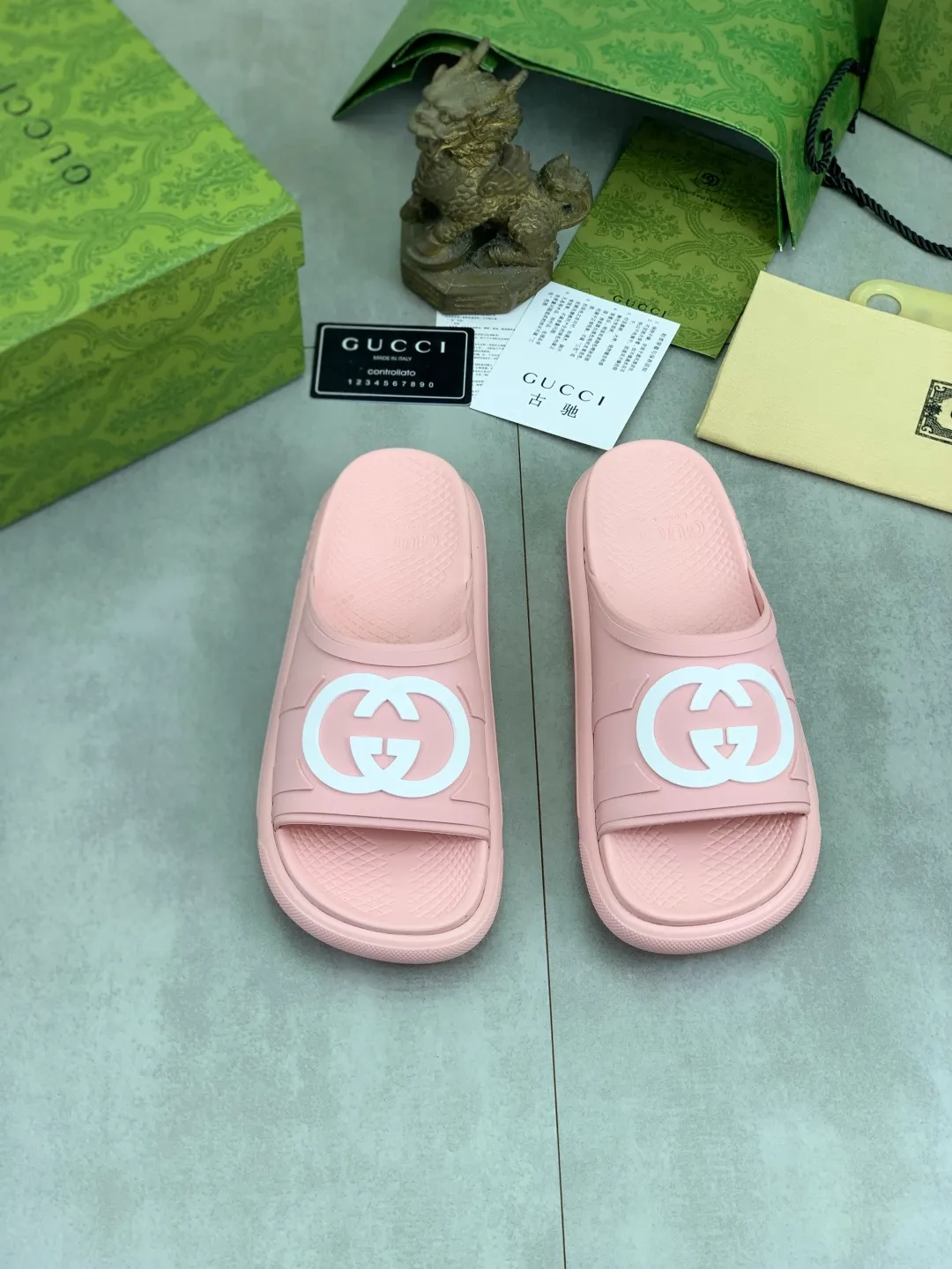 Men's Men's Shoes 💰P300💰[New Style] High Version 🎁🎁🎁 GUCCI New Year of the Snake casual slippers, original official website, perfect workmanship, transmitting a kind of noble luxury, sublimating its definition of luxury in Gucci's high-end extraordinary craftsmanship. Original Gucci double G combination outsole, code number: 35-46, complete package